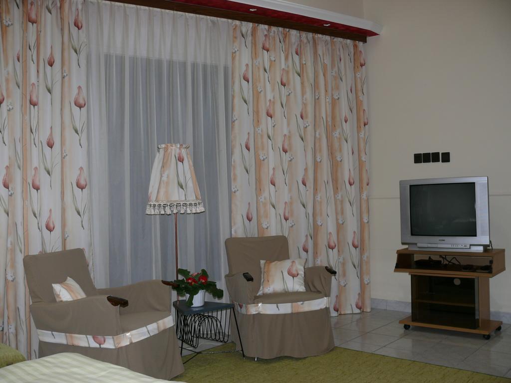 Апартаменты Madacsi Vendeghaz Кишкёрёш Экстерьер фото